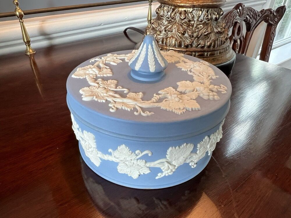 VTG Wedgwood Blue Jasperware White Grapevine Pattern Trinket Box w Lid  3.75"